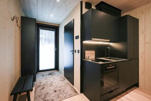 Kamar Double, pemandangan danau | Dapur pribadi | Lemari es, microwave, kompor, dan peralatan masak/sendok-piring