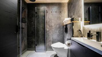 Perlengkapan mandi gratis, pengering rambut, handuk, dan tisu toilet