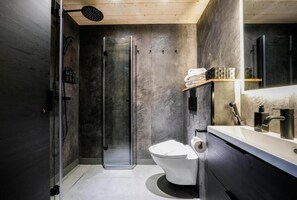 Perlengkapan mandi gratis, pengering rambut, handuk, dan tisu toilet