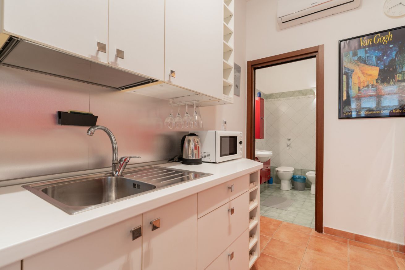 Een koelkast, een microgolfoven, een broodrooster