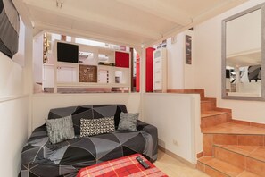 Interior - GuestHost - Bright and welcoming 50 sqm apartment, accommodating up to 4 guests, located on the ground floor of a residential building.The property is set in the Acquabella district, a quiet and residential area that is nevertheless rich in services. In  (Milan)