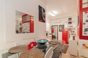 Dining - GuestHost - Bright and welcoming 50 sqm apartment, accommodating up to 4 guests, located on the ground floor of a residential building.The property is set in the Acquabella district, a quiet and residential area that is nevertheless rich in services. In  (Milan)