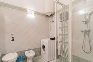 Shower, bidet, towels - GuestHost - Bright and welcoming 50 sqm apartment, accommodating up to 4 guests, located on the ground floor of a residential building.The property is set in the Acquabella district, a quiet and residential area that is nevertheless rich in services. In  (Milan)