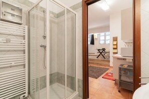 Shower, bidet, towels - GuestHost - Bright and welcoming 50 sqm apartment, accommodating up to 4 guests, located on the ground floor of a residential building.The property is set in the Acquabella district, a quiet and residential area that is nevertheless rich in services. In  (Milan)