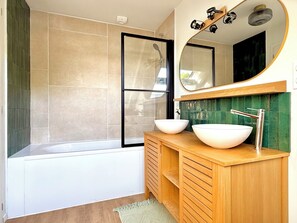 Shower, hair dryer, towels, soap - House 4-8 pers. with large garden - Golfe du Morbihan - beaches & Vannes nearby (Le Hézo)