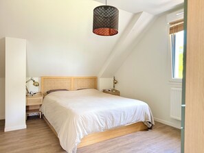 3 bedrooms, desk, iron/ironing board, travel cot - House 4-8 pers. with large garden - Golfe du Morbihan - beaches & Vannes nearby (Le Hézo)