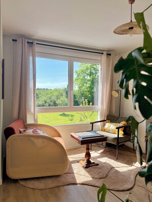 Books, music library, stereo, computer monitors - House 4-8 pers. with large garden - Golfe du Morbihan - beaches & Vannes nearby (Le Hézo)