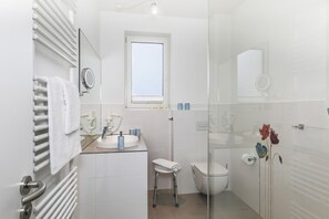 Shower, hair dryer, towels - Great view of the Nordperd - Villa Bergfrieden Terrassenhaus FeWo 04 - Villa (Göhren)