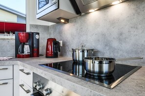 Fridge, microwave, oven, stovetop - Great view of the Nordperd - Villa Bergfrieden Terrassenhaus FeWo 04 - Villa (Göhren)