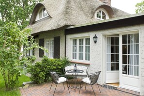 Outdoor dining - Rügen vacation near the beach - Landhaus Wilkens vacation apartment Sommerwind - Landhaus (Baabe)