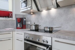 Fridge, microwave, oven, stovetop - Great view of the Nordperd - Villa Bergfrieden Terrassenhaus FeWo 03 - Villa (Göhren)