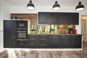 Fridge, microwave, oven, stovetop - Modern vacation apartment with sauna - Residence Waldidyll FeWo Waldloft - (Sellin)