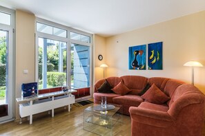 TV, stereo - Quiet location and great view of the Nordperd - Villa Bergfrieden Süd FeWo 01 - (Göhren)