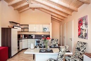 Fridge, microwave, oven, stovetop - Quiet location and great view of the Nordperd - Villa Bergfrieden Süd FeWo 05 - (Göhren)
