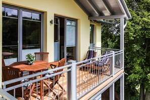 Outdoor dining - Quiet location and great view of the Nordperd - Villa Bergfrieden Süd FeWo 05 - (Göhren)