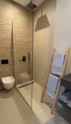 Shower, towels, soap, toilet paper - Luxury villa Route D'Amizmiz Marrakech (Marrakech)