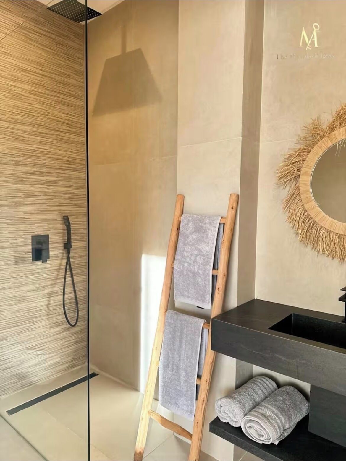 Douche, serviettes fournies, savon, papier toilette