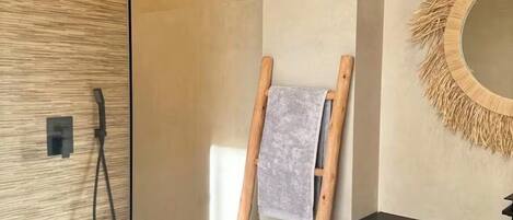Douche, serviettes fournies, savon, papier toilette