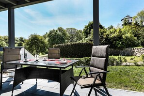 Outdoor dining - Quiet location and great view of the Nordperd - Villa Bergfrieden Süd FeWo 02 - (Göhren)