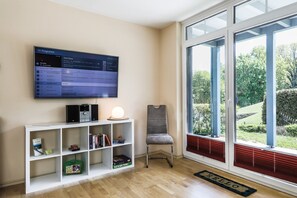 TV, stereo - Quiet location and great view of the Nordperd - Villa Bergfrieden Süd FeWo 02 - (Göhren)