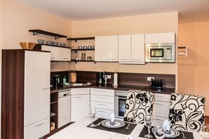 Fridge, microwave, oven, stovetop - Quiet location and great view of the Nordperd - Villa Bergfrieden Süd FeWo 03 - (Göhren)
