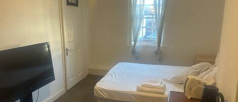 7 habitaciones, tabla de planchar con plancha, wifi y ropa de cama