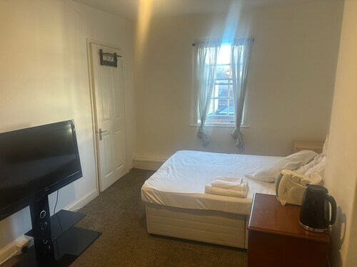 Affordable riverside rooms & incredible farm-to-fork food- Early breakfast