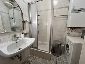 Basic Apartment | Bathroom - Vienna Spacious 2BR Apt Long Stay (Vienna)