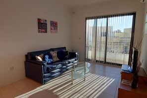 Living area - Fabulous 3-bedroom apartment with AC in sunny Birżebbuġa (Birżebbuġa)