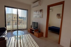 Living area - Fabulous 3-bedroom apartment with AC in sunny Birżebbuġa (Birżebbuġa)