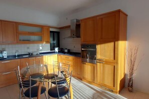 Private kitchen - Fabulous 3-bedroom apartment with AC in sunny Birżebbuġa (Birżebbuġa)