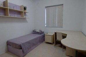 3 habitaciones, tabla de planchar con plancha, wifi y ropa de cama 