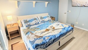 2 bedrooms, iron/ironing board, travel cot, free WiFi - Retro coastal Fort Myers retreat with private yard, spa & fire pit. Two bedrooms, two baths, sun room with fitness wall, screened patio, and easy access to RSW, FGCU, shopping, and beaches. (Fort Myers)