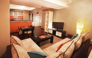 TV - Standard 1-bedroom apartment in Strong Center of Belgrade with Private Garage (Beograd)