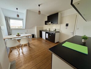 Oven, stovetop, dishwasher - Modern Accommodation with Comfort & Prime Location (Holzwickede)