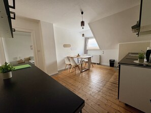 Dining - Modern Accommodation with Comfort & Prime Location (Holzwickede)
