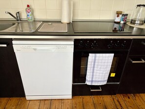 Oven, stovetop, dishwasher - Modern Accommodation with Comfort & Prime Location (Holzwickede)