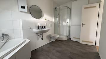 Toalhas de banho, sabonete, papel higiênico