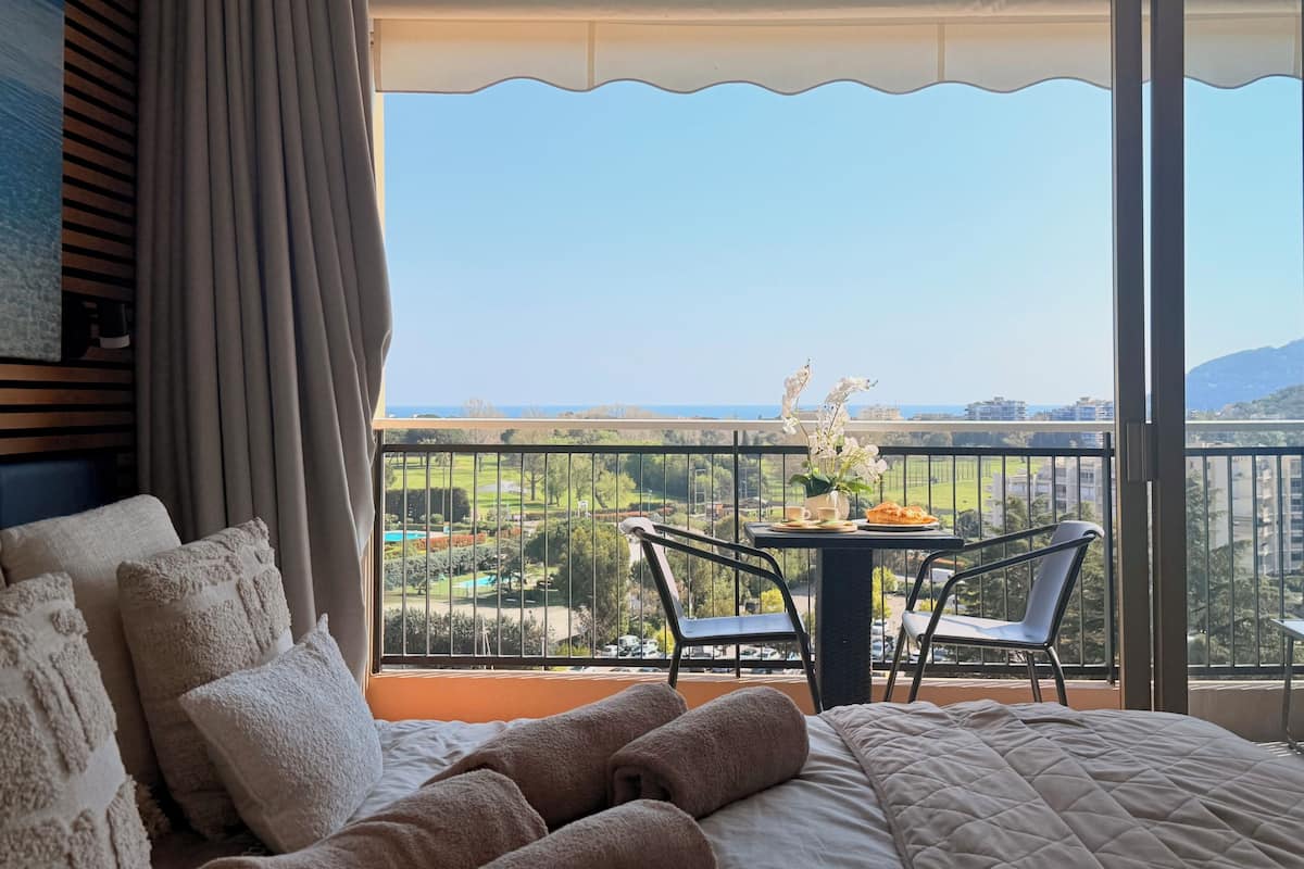 Studio 905 Deluxe vue mer | Hypo-allergenic bedding, in-room safe, blackout drapes