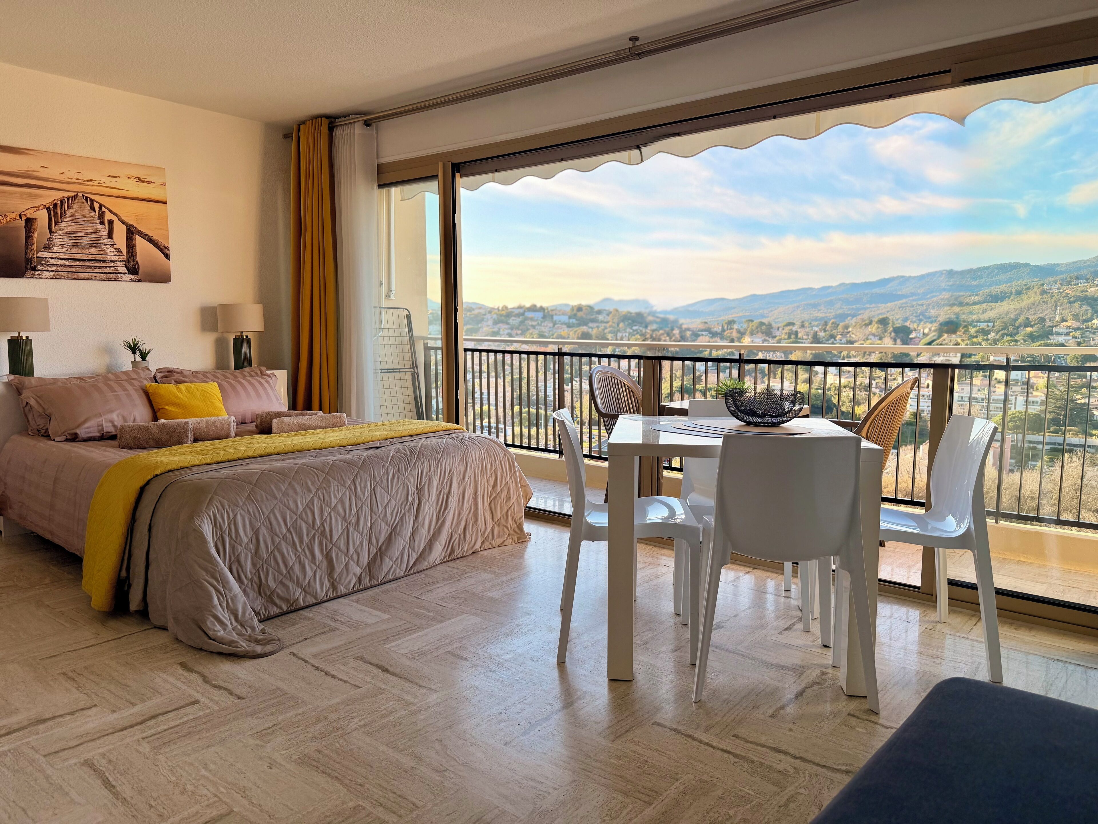 Familienstudio, Balkon, Bergblick | Zimmersafe, Verdunkelungsvorhänge, Bügeleisen/Bügelbrett