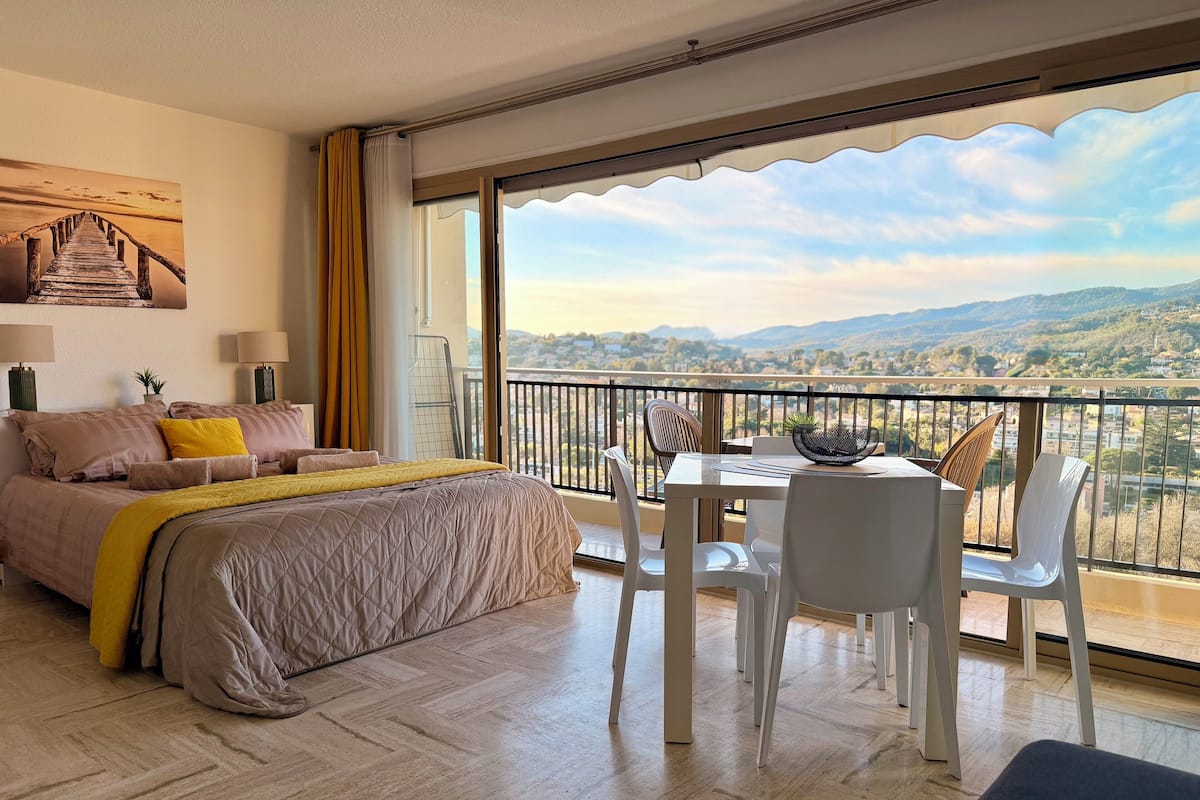 Familienstudio, Balkon, Bergblick | Zimmersafe, Verdunkelungsvorhänge, Bügeleisen/Bügelbrett