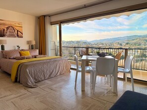 Familienstudio, Balkon, Bergblick | Zimmersafe, Verdunkelungsvorhänge, Bügeleisen/Bügelbrett