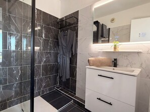 Bathroom - La Marina Cannes Suites  (Mandelieu-La-Napoule)