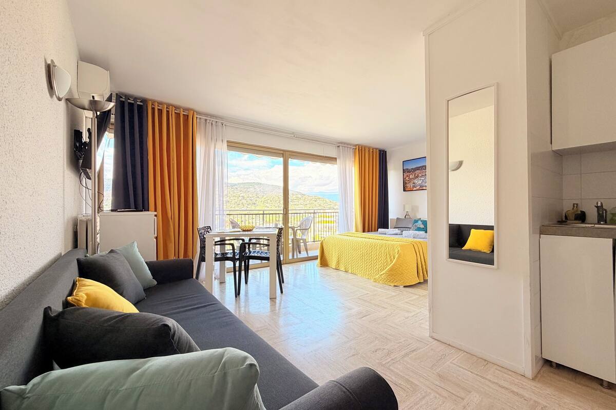 Premium bedding, in-room safe, blackout drapes, iron/ironing board