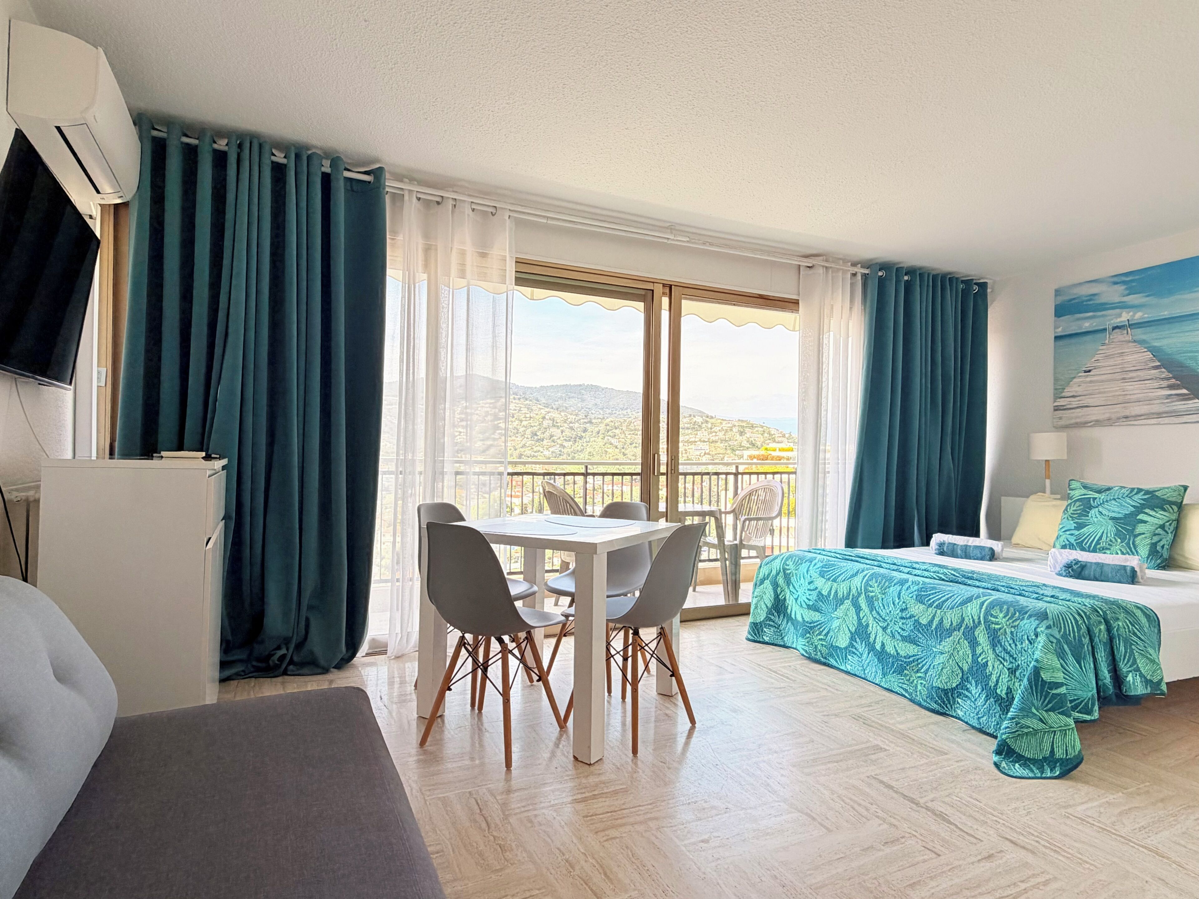 Studio 1401 Familial vue montagne | Literie hypoallergénique, coffre-fort, rideaux d’obscurcissement