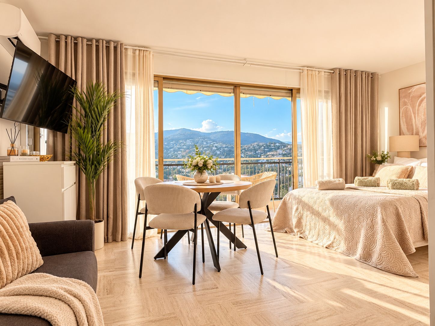 Ein Hotelzimmer mit Balkon, Essbereich und Bett.