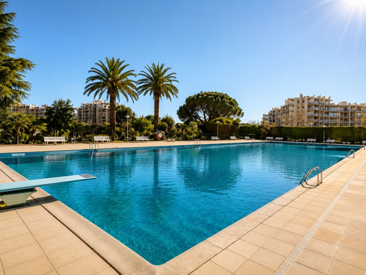 Una piscina al aire libre