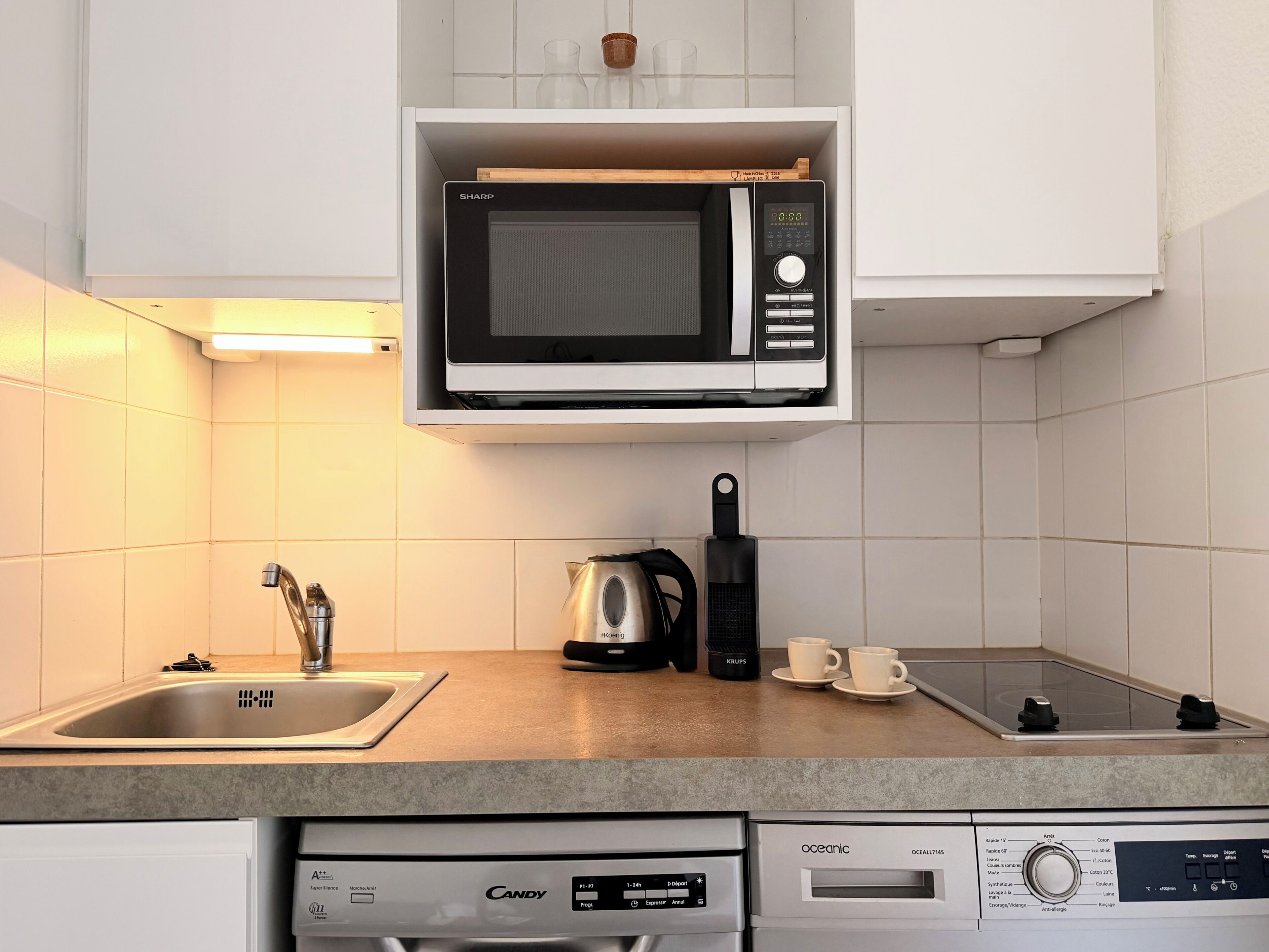 Grand réfrigérateur, micro-ondes, lave-vaisselle, machine à expresso