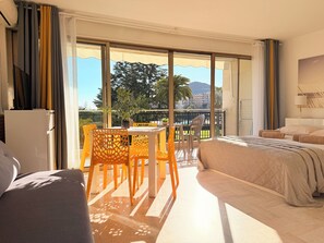 Premium bedding, in-room safe, blackout drapes, iron/ironing board - Marina Suites Confort  Appart Hotel (Mandelieu-La-Napoule)