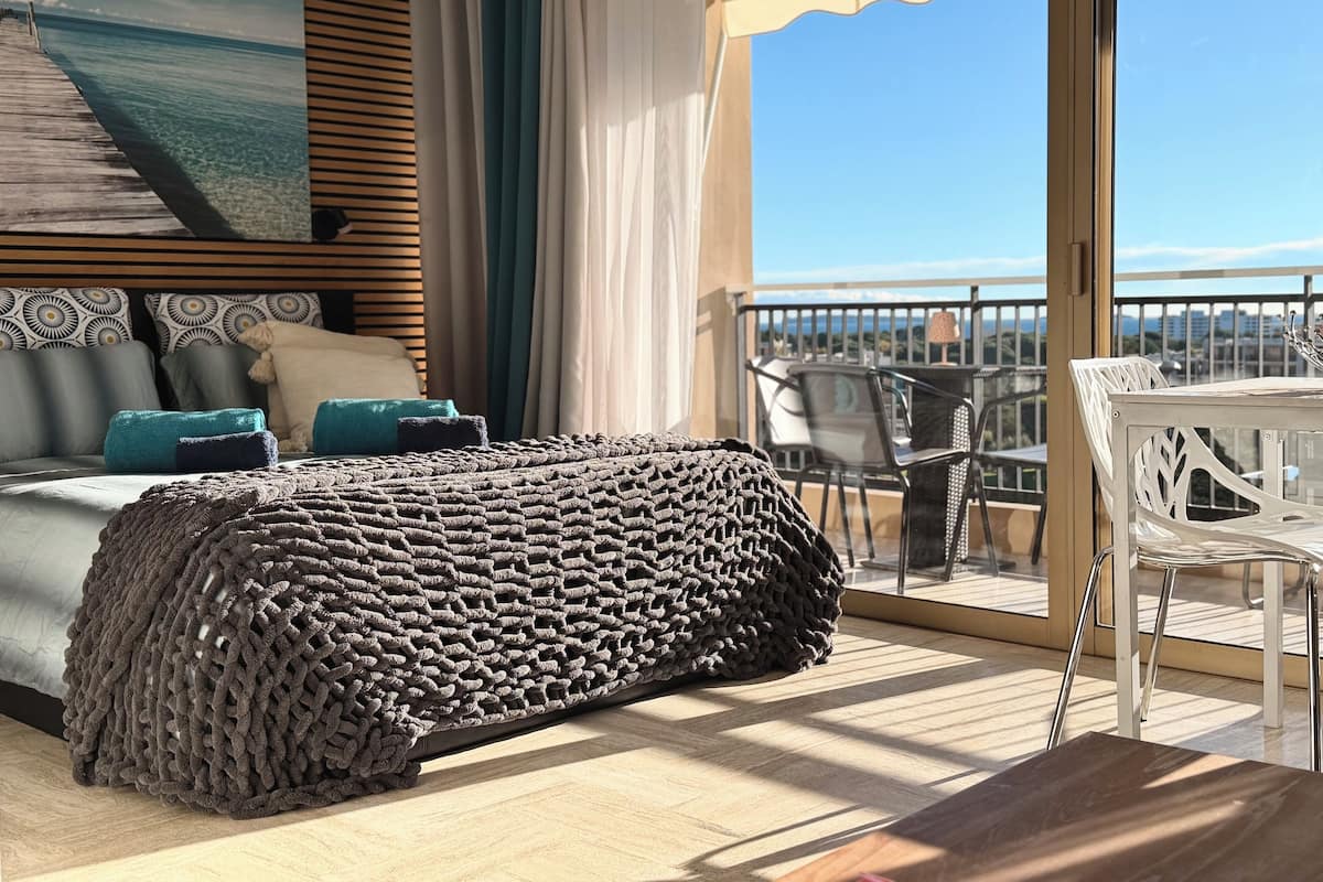 Familienstudio, Balkon, Meerblick | Zimmersafe, Verdunkelungsvorhänge, Bügeleisen/Bügelbrett